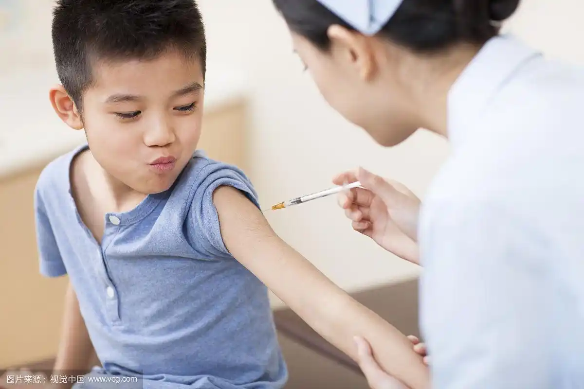 护士给小男孩打针
