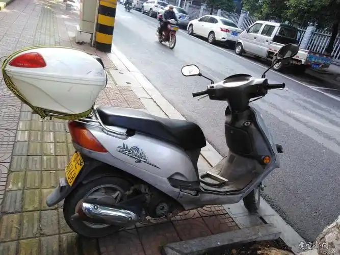 铃木100踏板车优价出售!