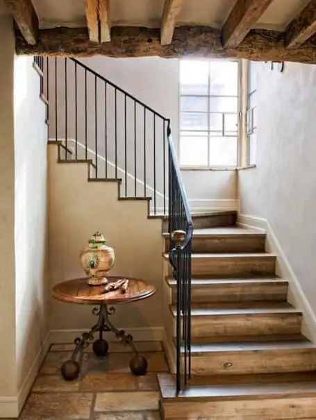 90度转角楼梯效果图1:90度转角楼梯位于客厅一头,与客厅装修设计完全