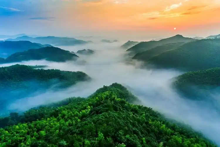 山峰起伏,岗峦层叠,海拔在600-900米之间的一处神仙居所,主峰金钟山