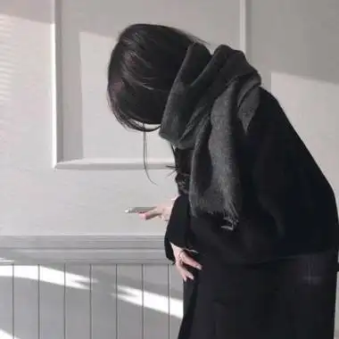 很丧的女生头像黑白图片