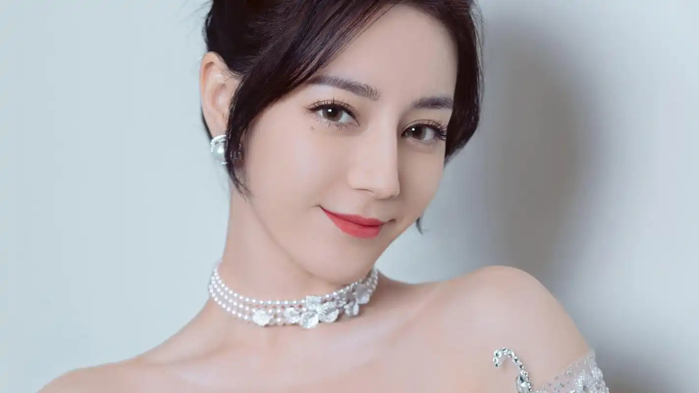 穿绝美鱼尾裙的迪丽热巴