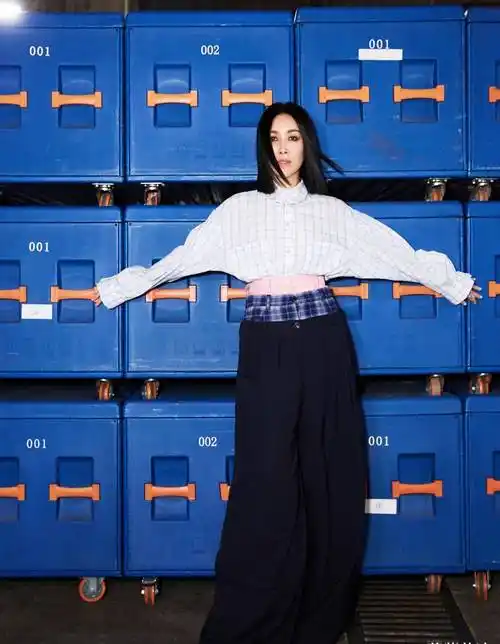 原创那英紧跟穿搭潮流尝试男友风和下衣失踪时尚又不失英气