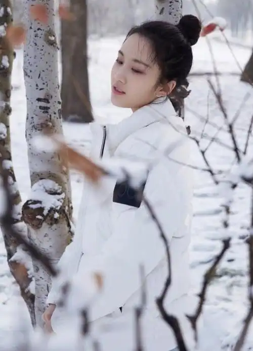 张慧雯丸子头造型清新可爱,捂脸甜笑,颜值身材不输赵丽颖