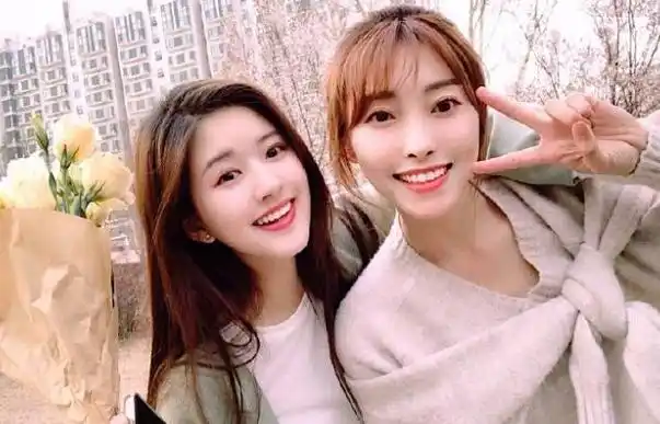 赵露思与闺蜜合影,凑近镜头看清鼻子:终于知道明星与素人的差距