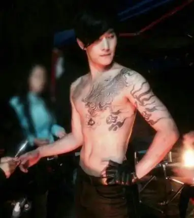 【图】杨洋过肩龙纹身图案欣赏 《盗墓笔记》杨洋受追捧