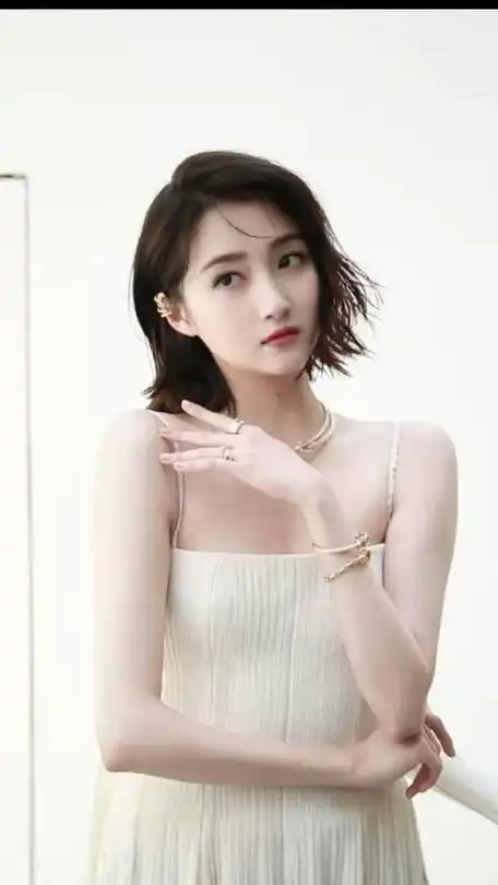 关晓彤拍摄花絮视频,吊带白裙短发造型,简约清爽的晓彤