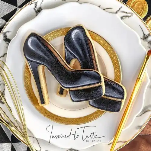 是喜欢性感女王必备的黑色高跟?或许你可能觉得还差一些配饰?