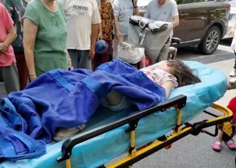 经过初步检查,发现小女孩有肺挫伤,血气胸,纵隔气肿,右侧肩胛骨,肋骨