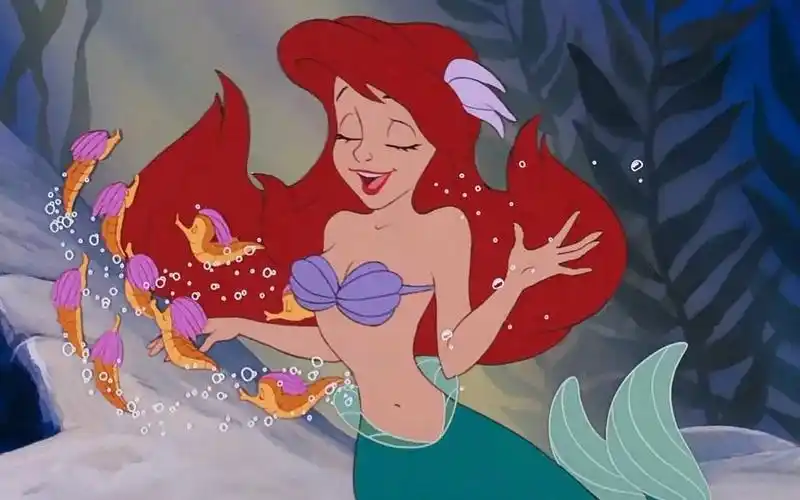 迪士尼小美人鱼晒自拍,穿紧身吊带身材太火辣,网友:小比目鱼