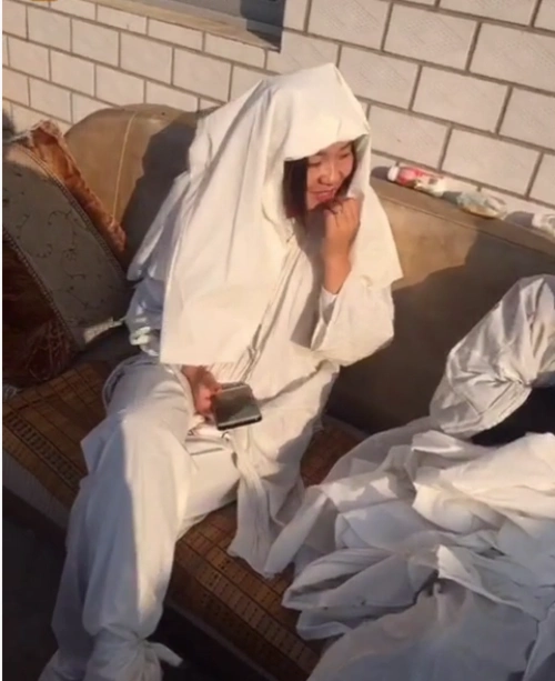 引用【转载】两个孝女葬礼上的萌表情