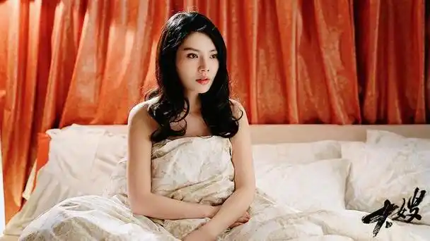 1999年,31岁的邱淑贞,在友情客串了好友张国荣的音乐电影《左右情缘》