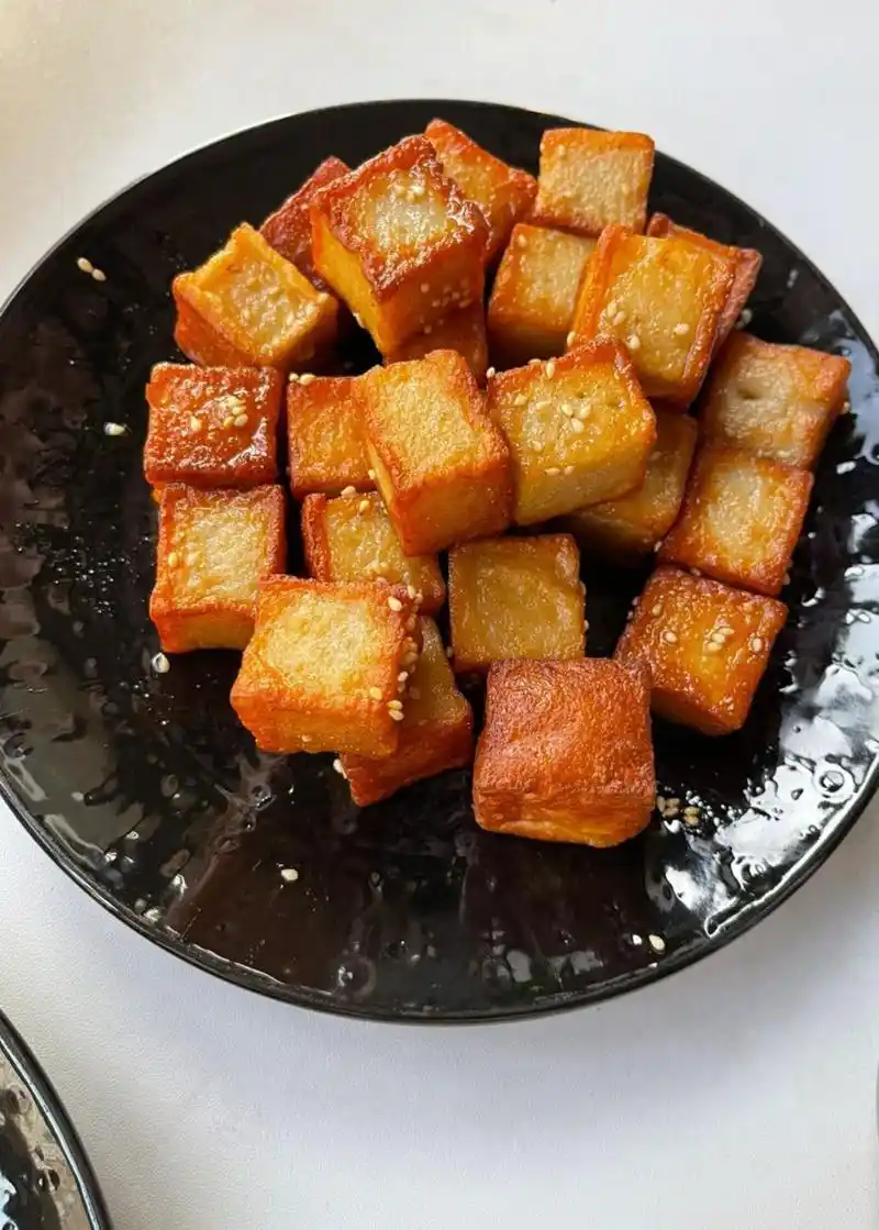 鱼豆腐图片  鱼豆腐,又称油炸鱼糕,是一种具有香鲜味美,富有弹性的