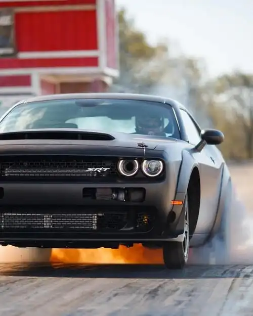 由全碳纤维材质打造的道奇挑战者demon