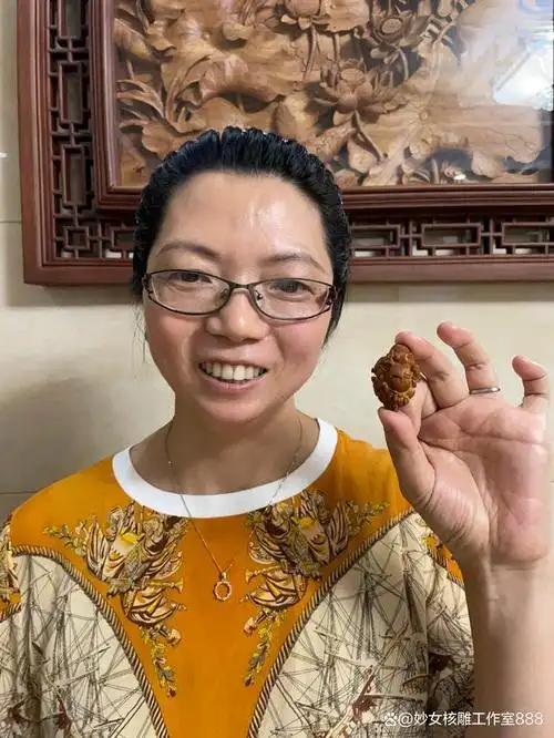 核雕大师妙女是核雕界中一位名人,原名韦妙女,浙江东阳人,在核雕界