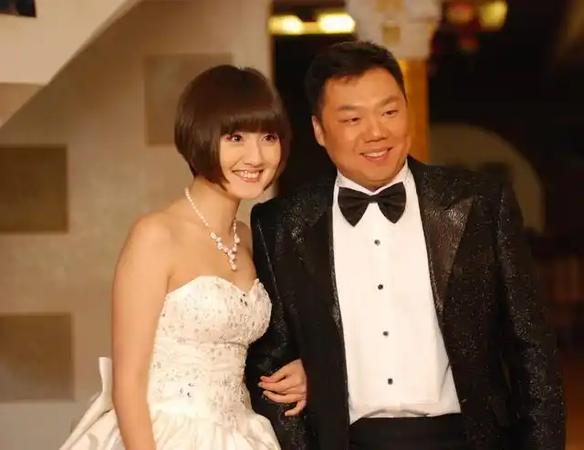 央视电影频道节目主持人蒋小涵江西瑞昌穿婚纱走红毯