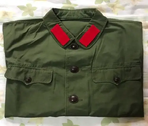 弃旧换新,整理衣物的时候,我总会把目光停留在那件"束之高阁"的旧军装