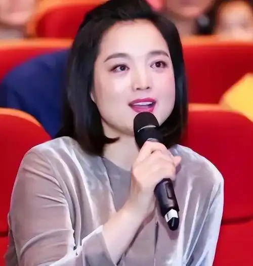 白雪是一个歌手,她在38岁的时候与一位富豪离婚了.