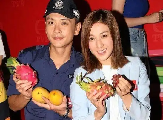 但钟嘉欣已经有了自己的男友,她和伍允龙是在共同出演电影《十分爱》