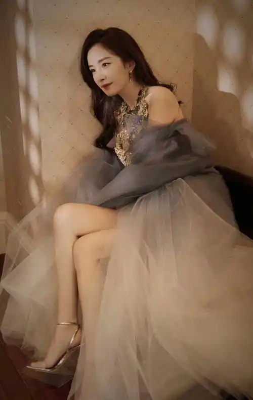 杨幂有着不可抗拒的魅力,跷起二郎腿更显十足女王范_女性_一个人_问题