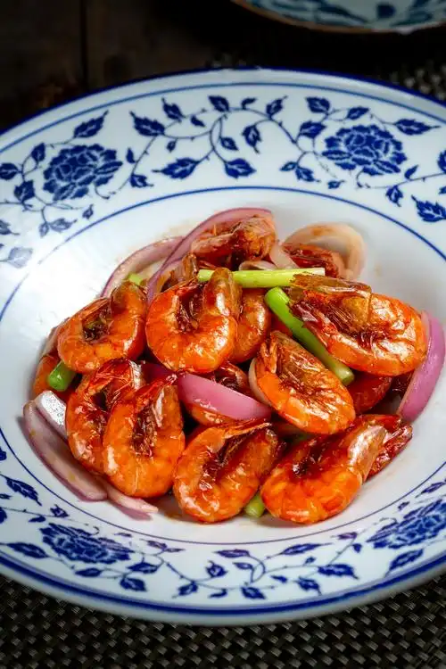 作品照片:作品介绍:主料:海虾 做法: 1海虾吸干水分,粘上生粉.