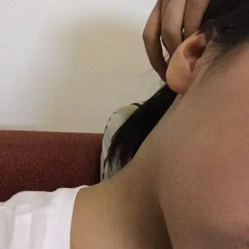 前两天摸脖子发现有点肿大,然后去诊所医生摸了一下说是炎症引起的,就