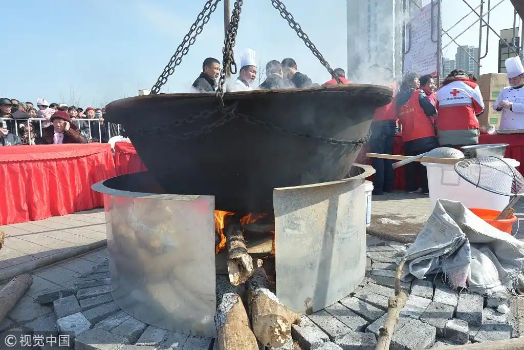 江苏一广场3米大锅煮元宵 市民免费品尝