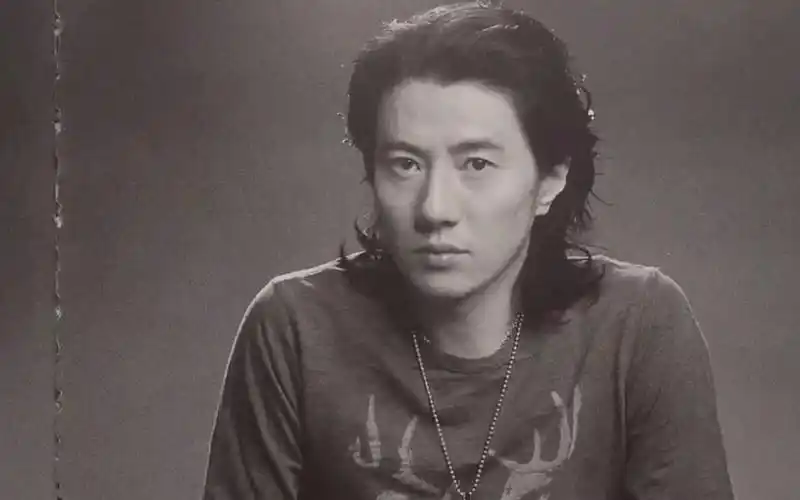 郑钧年轻时候魅力多大:接受香港采访时顾盼神飞,简直惊为天人!