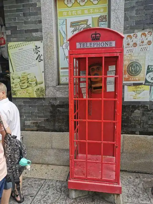 这个是电话亭,以前没有手机的时候就是来电话亭打电话的.