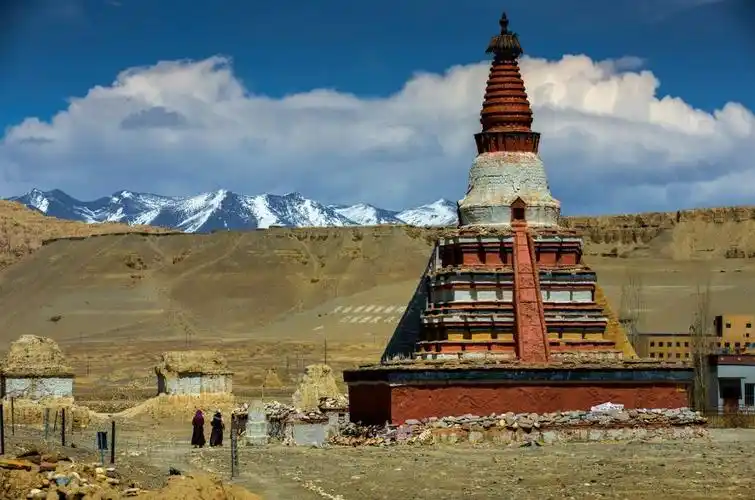 去找寻无法诉说的空旷之美去感悟纯净去拜访900年风雨不倒的托林寺去