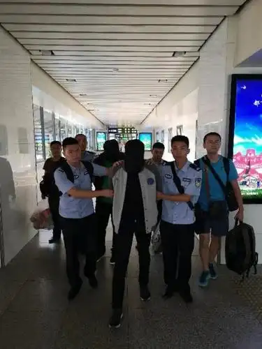 女教师恋美国"富商"被骗168万 警方打掉洗钱团伙