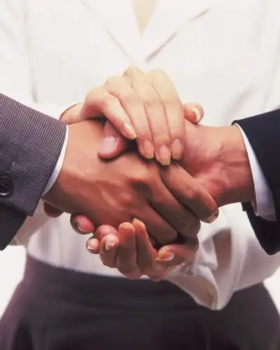 东方人,手,三个人,同事,商务人士,商务男性,商务女性,站,握手,竖图