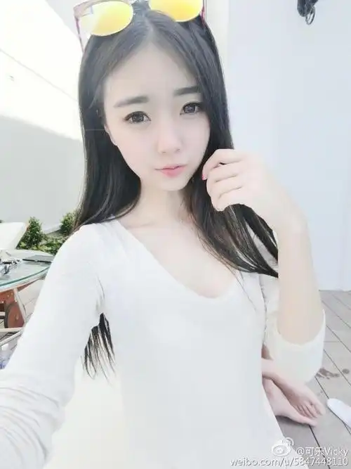 国家二级田径运动员可乐vicky在微博上晒出无辜性感写真