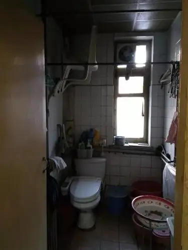 窄小破旧的卫生间