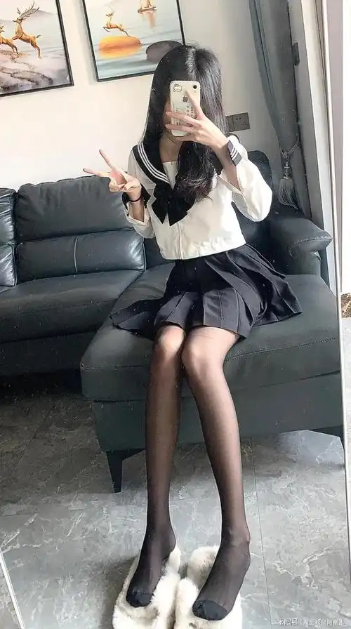 领居家妹妹黑色jk短裙搭配黑丝袜穿搭,甜美可爱,性感妩媚