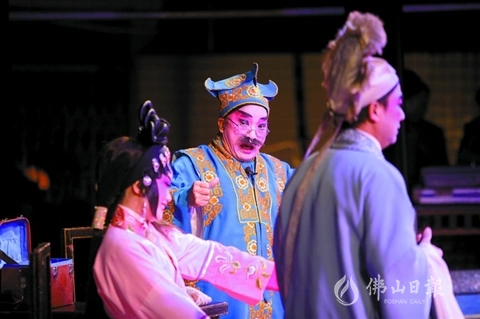 3月8日晚,顺德艳阳天粤剧团在顺德区均安镇天连村演出.