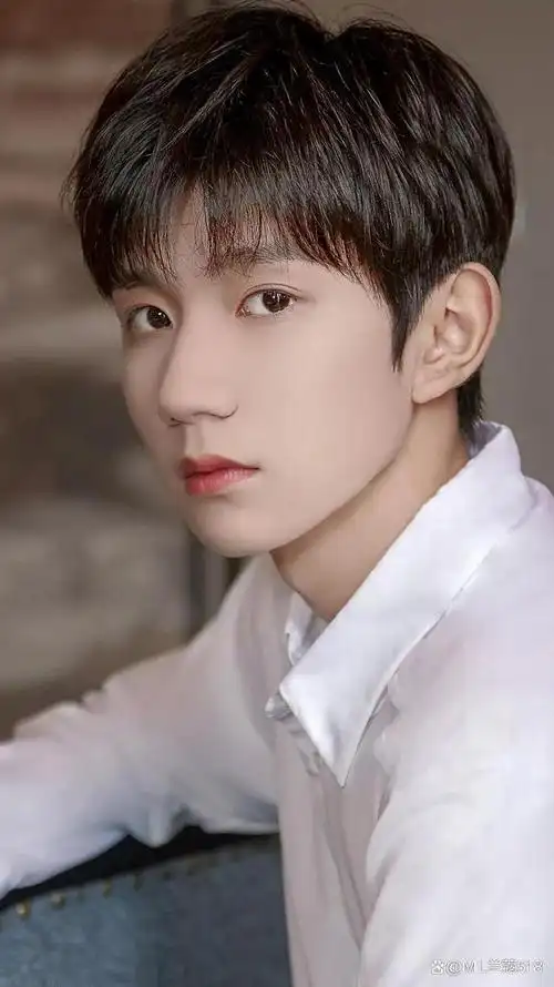 王源与经纪人恋情嚗光出轨传闻引发网友热议