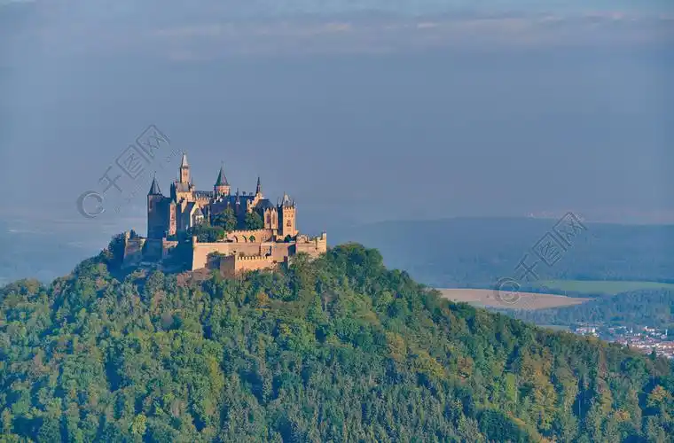 德国巴登-符腾堡州的斯瓦比亚阿尔卑斯山的山顶上的山顶霍亨索伦城堡