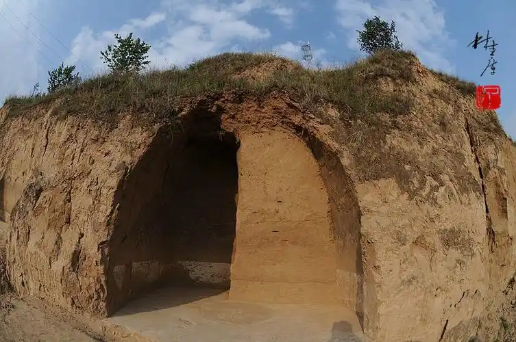 窑洞凿在大地上的民居