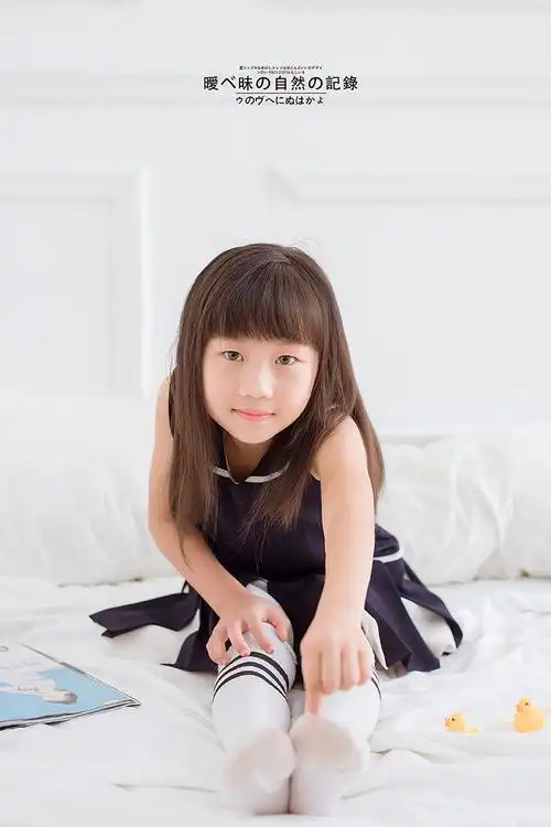 一个爱喝牛奶的小女孩儿