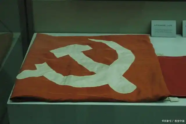 我军军旗的历史演变:红军长征时使用的是哪一种?