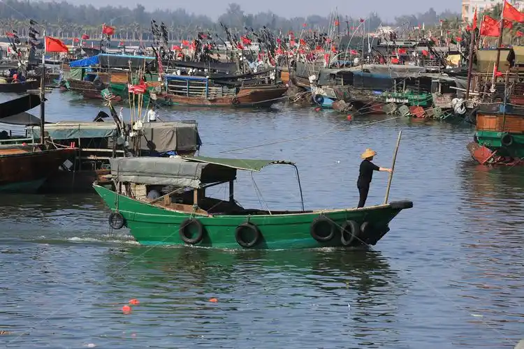 雷州半岛岸线曲折,港湾众多,拥有众多港口和海滩是这里的特色,除了