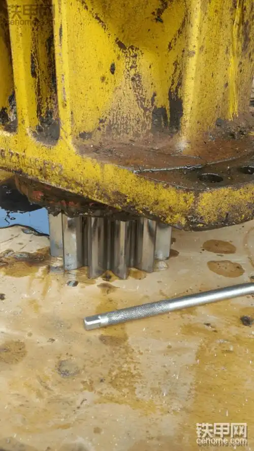 小松220一7旋转座什么地方打黄油的