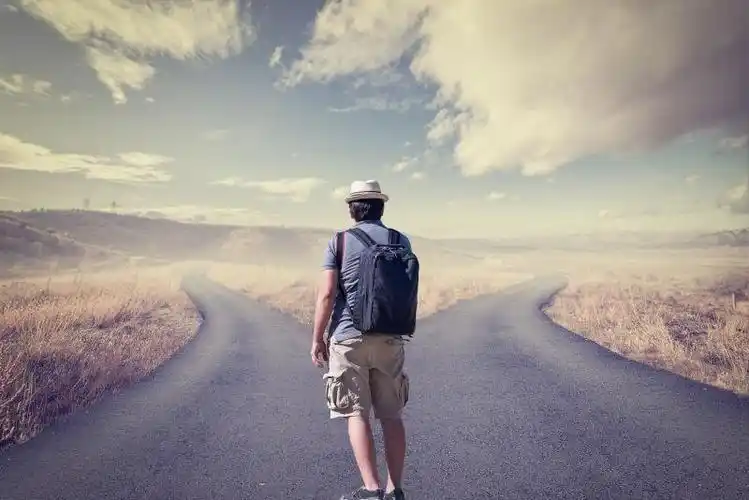 一个人站在十字路口