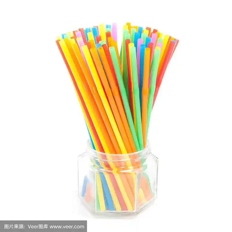 白色背景上的彩色塑料吸管