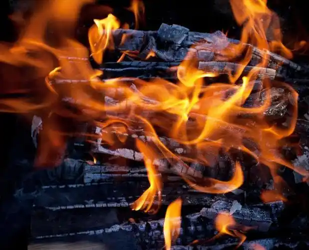 用灰烬和火炭烧的木炭