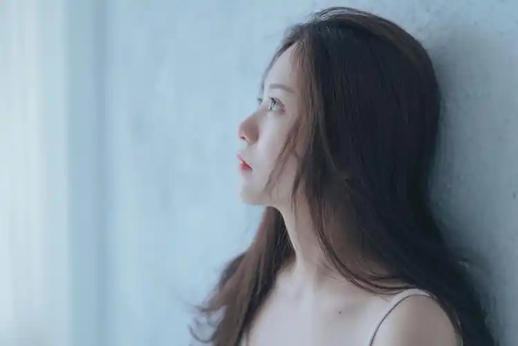 独自伤感的美女