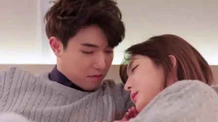 女孩伤心难过,帅哥抱她入怀安慰,最后两人还吻上了