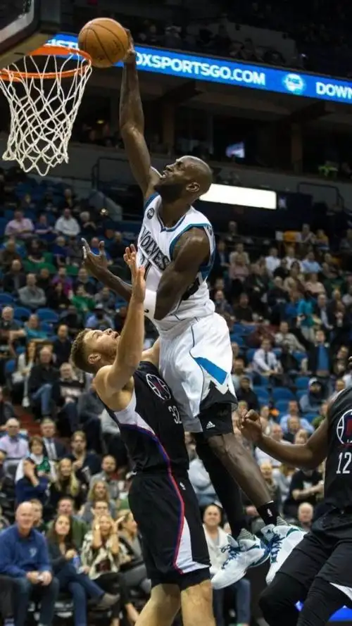 老狼加内特隔扣格里芬,迷弟唐斯竟像自己扣篮一样兴奋