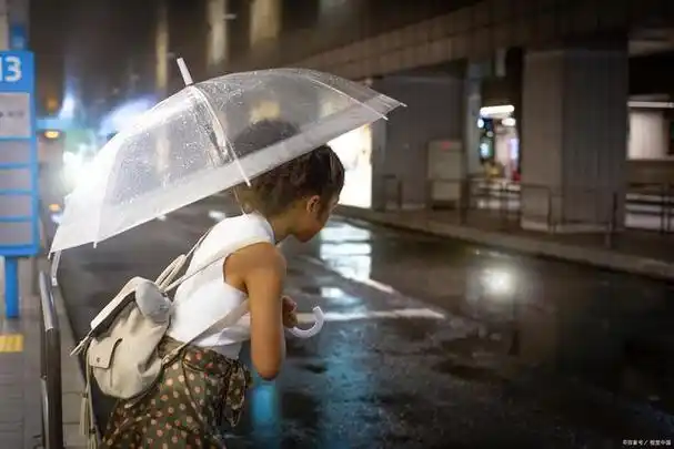 暴雨中无助可怜的孩子